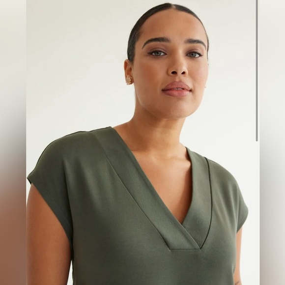 V-neck shift dress - Picture 4 of 7